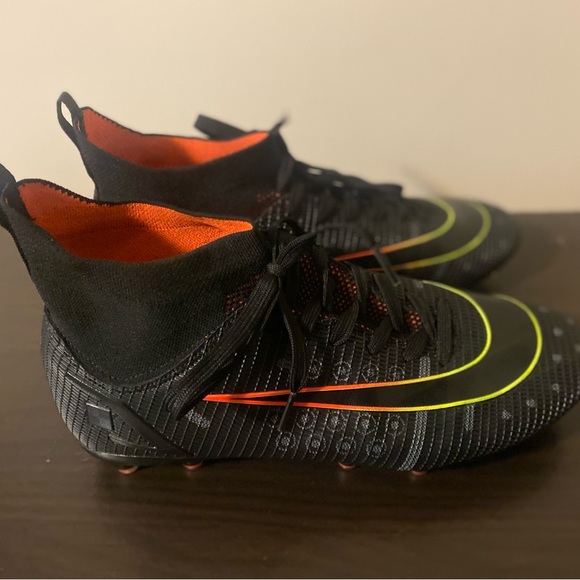 Men's Waterproof Soccer Cleats. - Picture 4 of 6